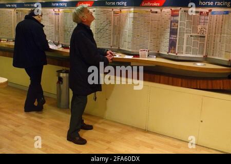 LADBROKES BUCHMACHER IN NORTHUMBERLAND AVENUE, LONDON.TOM PILSTON, 22/02/07 Stockfoto