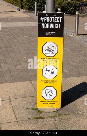 im Stadtzentrum von norwich wurde eine schwarze und gelbe Hashtag-Protestbanner-Karte daran gebunden. Mit Covid 19-Führungslinien Stockfoto