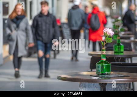 Vilnius hat Bars und Restaurants nach der Sperrung aufgrund von Covid oder Coronavirus wieder geöffnet, Tische, Stühle und Sonnenschirme stehen bereit, um zu öffnen, aufzustehen und die Speisekarte zu öffnen Stockfoto