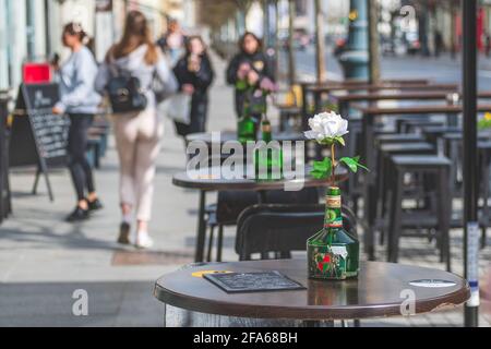 Vilnius hat Bars und Restaurants nach der Sperrung aufgrund von Covid oder Coronavirus wieder geöffnet, Tische, Stühle und Sonnenschirme stehen bereit, um zu öffnen, aufzustehen und die Speisekarte zu öffnen Stockfoto