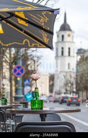 Vilnius hat Bars und Restaurants nach der Sperrung aufgrund von Covid oder Coronavirus wieder geöffnet, Tische, Stühle und Sonnenschirme stehen bereit, um zu öffnen, aufzustehen und die Speisekarte zu öffnen Stockfoto