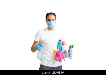 Porträt eines Mannes mit Reinigungsgeräten isoliert auf weißem Hintergrund Stockfoto
