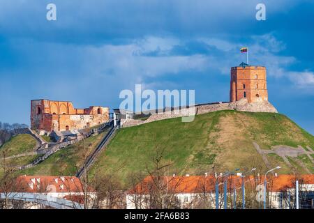 Gediminas Turm oder Burg, der verbleibende Teil der oberen mittelalterlichen Burg in Vilnius, Litauen mit litauischer Flagge Stockfoto