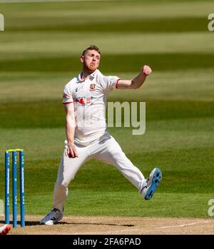 Edgbaston, Birmingham, Großbritannien. April 2021. Jamie Porter von Essex bowelt in einem LV= Insurance County Championship-Spiel zwischen Warwickshire und Essex. Quelle: Nigel Parker/Alamy Live News Stockfoto