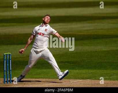 Edgbaston, Birmingham, Großbritannien. April 2021. Jamie Porter von Essex bowelt in einem LV= Insurance County Championship-Spiel zwischen Warwickshire und Essex. Quelle: Nigel Parker/Alamy Live News Stockfoto