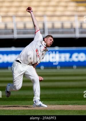 Edgbaston, Birmingham, Großbritannien. April 2021. Jamie Porter von Essex bowelt in einem LV= Insurance County Championship-Spiel zwischen Warwickshire und Essex. Quelle: Nigel Parker/Alamy Live News Stockfoto