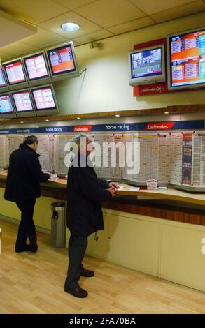 LADBROKES BUCHMACHER IN NORTHUMBERLAND AVENUE, LONDON.TOM PILSTON, 22/02/07 Stockfoto