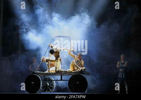 CHARKIW, UKRAINE - 22. APRIL 2021 - Schauspieler treten während der Generalprobe des Spartacus-Balletts im Mykola Lysenko National Acad auf der Bühne auf Stockfoto