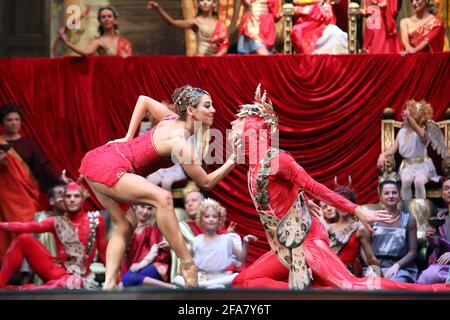 CHARKIW, UKRAINE - 22. APRIL 2021 - Schauspieler treten während der Generalprobe des Spartacus-Balletts im Mykola Lysenko National Acad auf der Bühne auf Stockfoto