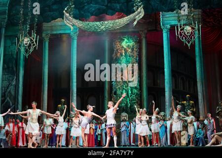 CHARKIW, UKRAINE - 22. APRIL 2021 - Schauspieler treten während der Generalprobe des Spartacus-Balletts im Mykola Lysenko National Acad auf der Bühne auf Stockfoto