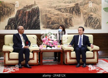 Peking, China. April 2021. HE Ping, Präsident und Chefredakteur der Xinhua Nachrichtenagentur, trifft sich mit dem pakistanischen Botschafter in China Moin ul Haque im Xinhua Hauptquartier in Peking, der Hauptstadt Chinas, am 23. April 2021. Quelle: Huang Jingwen/Xinhua/Alamy Live News Stockfoto