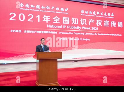 Peking, China. April 2021. Der chinesische Staatsrat Wang Yong spricht über die Hauptereignis der Nationalen Woche der Veröffentlichung von geistigem Eigentum 2021 in Peking, der Hauptstadt Chinas, am 23. April 2021. Quelle: Wang Ye/Xinhua/Alamy Live News Stockfoto