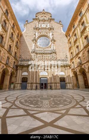 Montserrat, Barcelona - Spanien. 15. Juli 2020: Fassade und Mosaikboden am Eingang der Basilika in der Benediktinerabtei Montserrat (Santa Mari Stockfoto