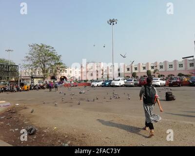 TENALI, INDIEN - 05. Apr 2021: Wunderschöne Aussicht auf die Taubenflocke, die in der Nähe des Bahnhofs Secunderabad, Indien, fliegt Stockfoto