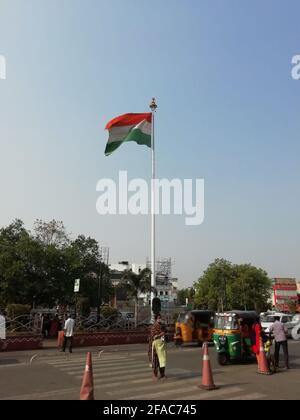 TENALI, INDIEN - 05. Apr 2021: Eine niedrigere Ansicht der indischen Nationalflagge in der Nähe des Bahnhofs Secunderabad, Indien Stockfoto