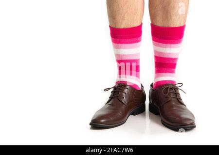 Herrenfüße in stylischen Schuhen und witzige Socken isoliert Weißer Hintergrund Stockfoto