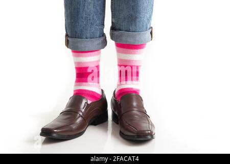 Herrenfüße in stylischen Schuhen und witzige Socken isoliert Weißer Hintergrund Stockfoto