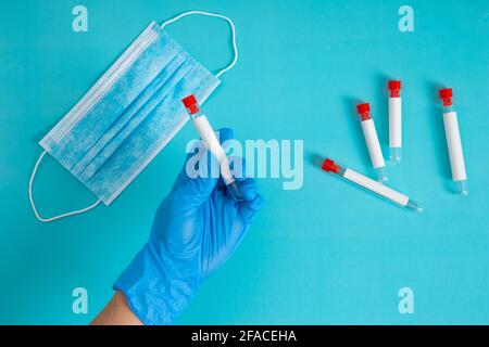 Draufsicht des Arztes, der die Probe im Reagenzglas hält. Medizinisches Konzept Stockfoto