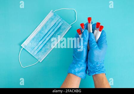 Draufsicht des Arztes, der die Probe im Reagenzglas hält. Medizinisches Konzept Stockfoto