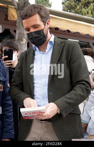 Madrid, Spanien. April 2021. Pablo Casado Blanco, Politiker und Führer der Volkspartei, besucht die Buchstände von Cuesta de Moyano während der Feier des Sant Jordi-Tages. (Foto von Oscar Fuentes/SOPA Images/Sipa USA) Quelle: SIPA USA/Alamy Live News Stockfoto