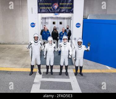 Von links nach rechts tragen ESA-Astronaut Thomas Pesquet, die NASA-Astronauten Megan McArthur und Shane Kimbrough sowie der Astronaut Akihiko Hoshide der Japan Aerospace Exploration Agency (JAXA) SpaceX-Raumanzüge, Werden gesehen, wie sie sich darauf vorbereiten, das Neil A. Armstrong Operations and Checkout Building für den Launch Complex 39A zu verlassen, um die Raumsonde SpaceX Crew Dragon für den Start der Crew-2-Mission am Freitag, den 23. April 2021, im Kennedy Space Center der NASA in Florida zu besteigen. Die NASA-Mission SpaceX Crew-2 ist die zweite Rotationsmission der Raumsonde SpaceX Crew Dragon und des Falcon 9-Felsens Stockfoto