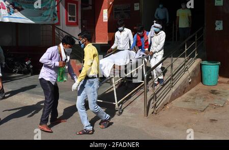 Allahabad, Uttar Pradesh, Indien. April 2021. Prayagraj: Familienmitglieder, die am Freitag, den 23. April 2021, COVID19-Patienten in EIN Covid-Krankenhaus in Prayagraj tragen. Quelle: Prabhat Kumar Verma/ZUMA Wire/Alamy Live News Stockfoto