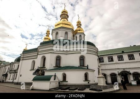 KIEW, UKRAINE - 18. APRIL 2021 - die Kirche zur Erhöhung des Heiligen Kreuzes ist Teil der Kiewer-Pechersker Lavra, Kiew, der Hauptstadt der Ukraine. Stockfoto