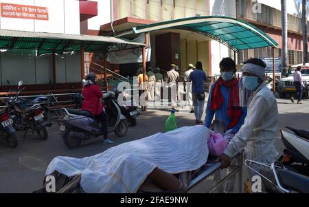 Allahabad, Uttar Pradesh, Indien. April 2021. Prayagraj: Familienmitglieder des Opfers COVID19 warten am Freitag, dem 23. April 2021, auf einen Krankenwagen in Prayagraj. Quelle: Prabhat Kumar Verma/ZUMA Wire/Alamy Live News Stockfoto