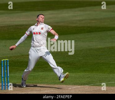 Edgbaston, Birmingham, Großbritannien. April 2021. Essex's Peter Siddle bowlen in einem LV= Insurance County Championship-Spiel zwischen Warwickshire und Essex. Quelle: Nigel Parker/Alamy Live News Stockfoto