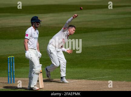 Edgbaston, Birmingham, Großbritannien. April 2021. Essex's Peter Siddle bowlen in einem LV= Insurance County Championship-Spiel zwischen Warwickshire und Essex. Quelle: Nigel Parker/Alamy Live News Stockfoto