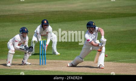 Edgbaston, Birmingham, Großbritannien. April 2021. Matt Lamb von Warwickshire hat sich in einem LV= Insurance County Championship-Spiel zwischen Warwickshire und Essex geschlagen. Quelle: Nigel Parker/Alamy Live News Stockfoto