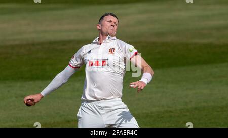 Edgbaston, Birmingham, Großbritannien. April 2021. Essex's Peter Siddle bowlen in einem LV= Insurance County Championship-Spiel zwischen Warwickshire und Essex. Quelle: Nigel Parker/Alamy Live News Stockfoto