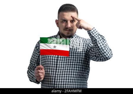 Weißer Mann mit einer Flagge von Somaliland und einem Finger berührt den Tempel auf dem Kopf isoliert auf einem weißen Hintergrund. Stockfoto