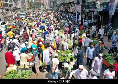 Dhaka, Bangladesch - 23. April 2021: Menschenmassen, um Gemüse und Obst von Straßenhändlern im Naya Paltan der Hauptstadt zu kaufen, nach Freitagsgebeten A Stockfoto