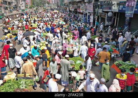 Dhaka, Bangladesch - 23. April 2021: Menschenmassen, um Gemüse und Obst von Straßenhändlern im Naya Paltan der Hauptstadt zu kaufen, nach Freitagsgebeten A Stockfoto