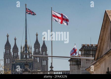 London, Großbritannien. April 2021. Flaggen über Regierungsbüros - St. Georges Day, als London aus der Sperre herauskommt. Kredit: Guy Bell/Alamy Live Nachrichten Stockfoto