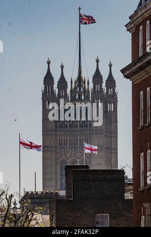 London, Großbritannien. April 2021. Flaggen über Regierungsbüros - St. Georges Day, als London aus der Sperre herauskommt. Kredit: Guy Bell/Alamy Live Nachrichten Stockfoto