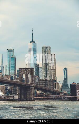 NEW YORK, USA - 25. Jun 2018: Skyline von New York City aus Brooklyn. Vertikale Aufnahme Stockfoto