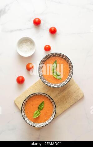 Tomatengazpacho-Suppe mit frischen Gurken Stockfoto