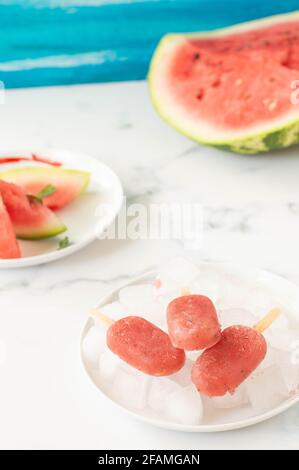 Hausgemachtes Wassermelone-Eis, Eiszapfen auf dem Teller Stockfoto