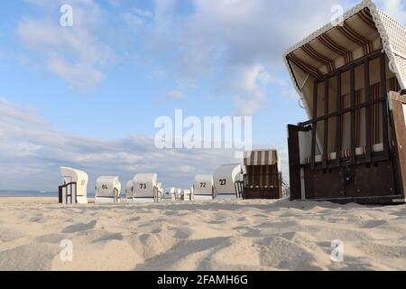 Strandkörbe am Strand der Ostsee Stockfoto