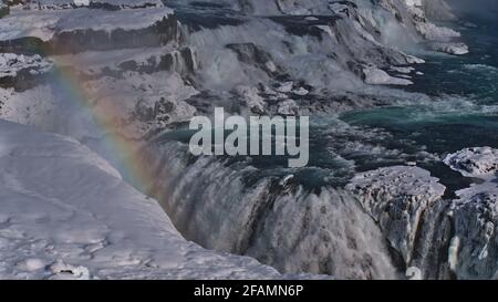 Schöne Nahaufnahme des majestätischen Kaskade Gullfoss (isländisch: goldener Wasserfall) im Südwesten Islands, Teil des Goldenen Kreises, im Winter mit Regenbogen. Stockfoto