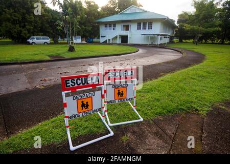 Schulgebäude in der Stadt Gamboa, Provinz Colon, Republik Panama, Mittelamerika. Stockfoto