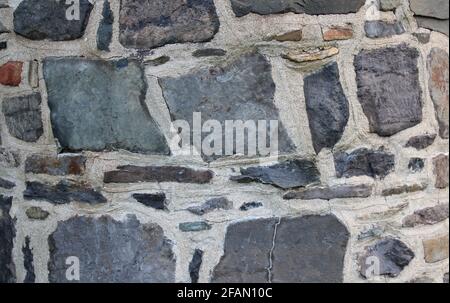 Eine alte Steinmauer mit Zement verspitz Stockfoto