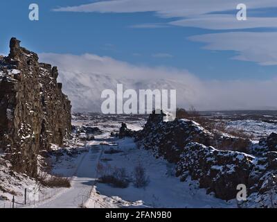 Atemberaubende Aussicht auf die berühmte Schlucht Almannagjá im Nationalpark Þingvellir, den Goldenen Kreis, Island, einen Riss des Mittelatlantischen Rückens mit steilen Klippen. Stockfoto