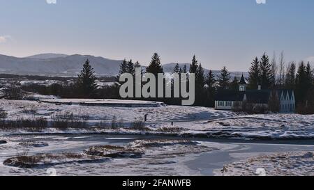 Ansicht des historischen Versammlungsortes des isländischen Alþingi-parlaments im Þingvellir-Nationalpark, Teil des Goldenen Kreises, Island, mit alter Holzkirche. Stockfoto