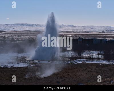 Große Eruption des berühmten Geysirs Strokkur (isländischer 'Churn') in Geysir in der Geothermie Haukadalur, Teil des Goldenen Kreises, Island im Winter. Stockfoto