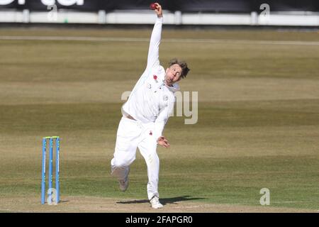 CHESTER LE STREET, GROSSBRITANNIEN. 23. APRIL Matt Crickley aus Derbyshire beim Bowling-Spiel während des LV= Insurance County Championship-Spiels zwischen dem Durham County Cricket Club und dem Derbyshire County Cricket Club am Freitag, 23. April 2021, in Emirates Riverside, Chester le Street. (Quelle: Robert Smith) Quelle: MI News & Sport /Alamy Live News Stockfoto