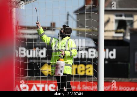 Spiel offizielle COVID-Routinen während des Sky Bet League 2-Matches zwischen Grimsby Town und Bolton Wanderers im Blundell Park, Cleethorpes, en Stockfoto