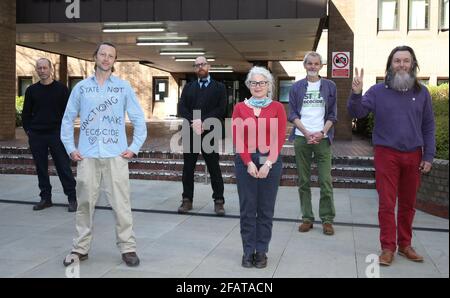 Extinction Rebellion Protesters (von links nach rechts) Ian Bray, James ÒSidÓ Saunders, Simon Bramwell, Jane Augsburger, David Lambert und Senan Clifford vor dem Southwark Crown Court, South London, nachdem sie freigesprochen wurden, dass sie trotz des Richters, der Juroren leitete, kriminellen Schaden am Londoner Hauptquartier von Shell angerichtet hatten, hatten sie keine Rechtsverteidigung. Bilddatum: Freitag, 23. April 2021. Stockfoto